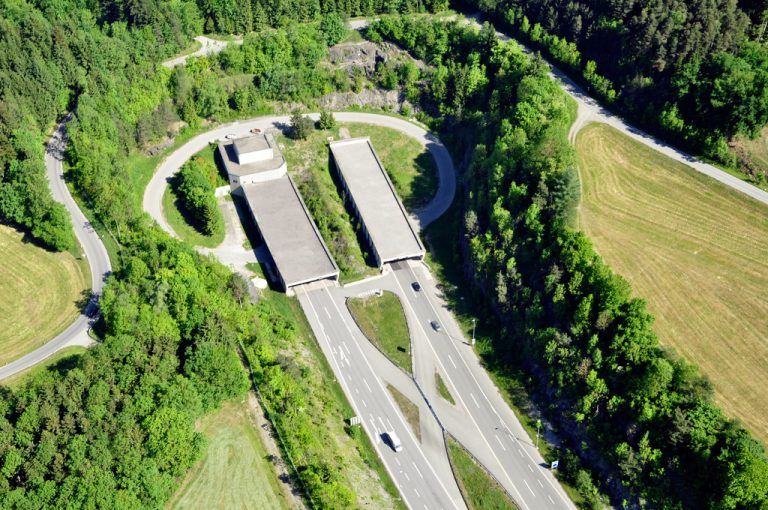Das Südportal nach der Eröffnung der zweiten Röhre im Jahr 2011.