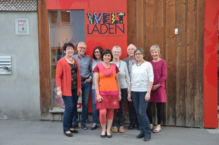 Das Team vom Weltladen Wolfurt. Für die Ökobekleidung wird Biobaumwolle produziert und nach strengen GOTS-Kriterien zertifiziert.