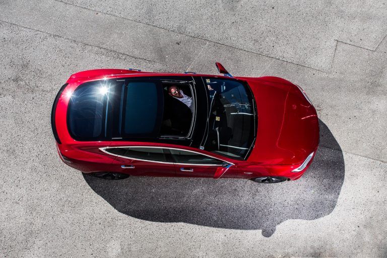 Das Tesla Model S hat in der Kategorie „Stromer“ zum Start der Abstimmung die Nase vorne. Auf den Plätzen folgen VW e-Golf und BMW i3.