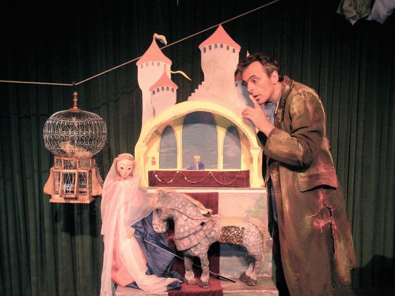 Das „Theater im Ohrensessel“ bedient sich bekannter Märchen der Gebrüder Grimm sowie anderer Mythen verschiedenster Kulturen. foto: stadtmuseum dornbirn/theater im ohrensessel
