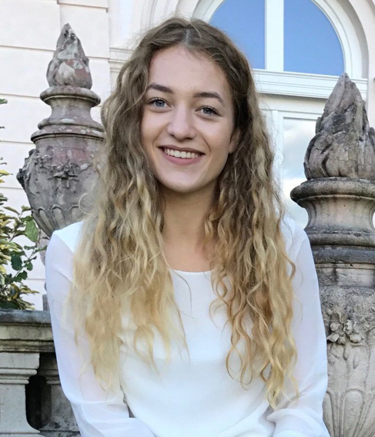 Das Thema Heimat hat insbesondere mein Interesse für diese Veranstaltung geweckt, denn Heimat bedeutet mir sehr viel. Ich definiere Heimat nicht speziell mit meinem Zuhause, sondern mit einem Ort, an dem ich mich wohlfühle. Sei es bei einer Freundin, in einem Stammkaffee oder in der Sporthalle. Leonie Hämmerle, 18, HLW Marienberg