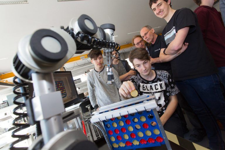 Das Vier-gewinnt-Spiel zog besonders viel Aufmerksamkeit auf sich. Die Besucher waren begeistert. Fotos: VN/Hofmeister