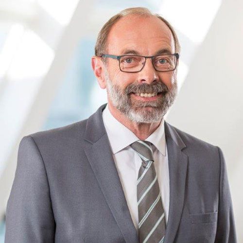 Dass der Diesel eine saubere Antriebstechnologie sein kann, wissen wir seit Langem. Die Automobilindustrie muss aber endlich liefern und die notwendigen Mittel hierfür in die Hand nehmen.
Ulrich Klaus Becker, Vizepräsident ADAC