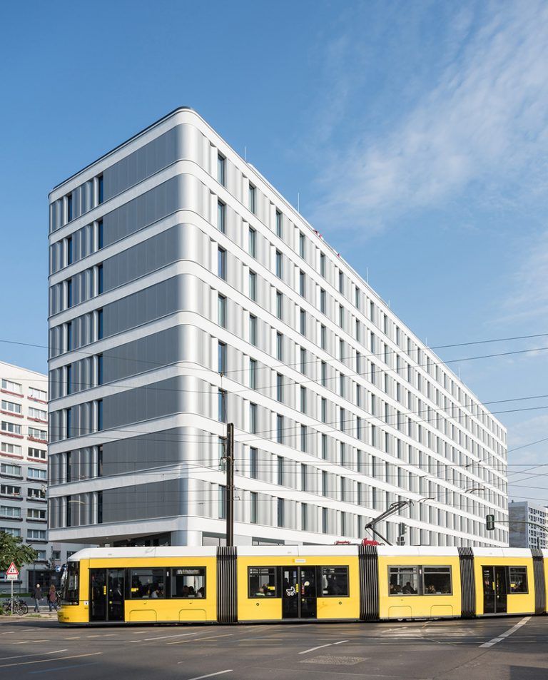 Dass die Straßenbahn in kurzen Abständen am „Hampton“-Hotel vorbeirumpelt, merken die Gäste dank dem Bürser Erschütterungsschutz nicht.Lintner