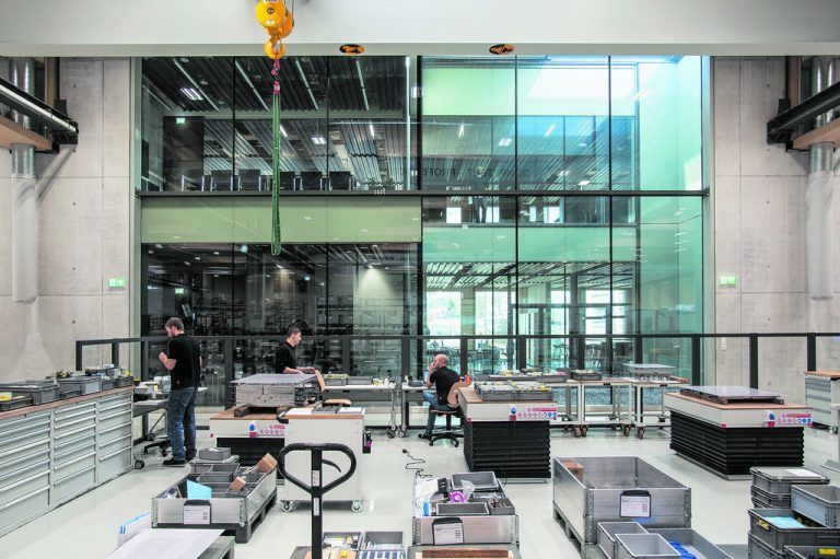 Dass man in dieser wunderbar lichtdurchfluteten Halle mit ihrem hellen Kunststoffboden gerne arbeitet, verwundert nicht. Die Halle ist vierschiffig und könnte bei Bedarf Richtung Norden um weitere drei Schiffe erweitert werden.