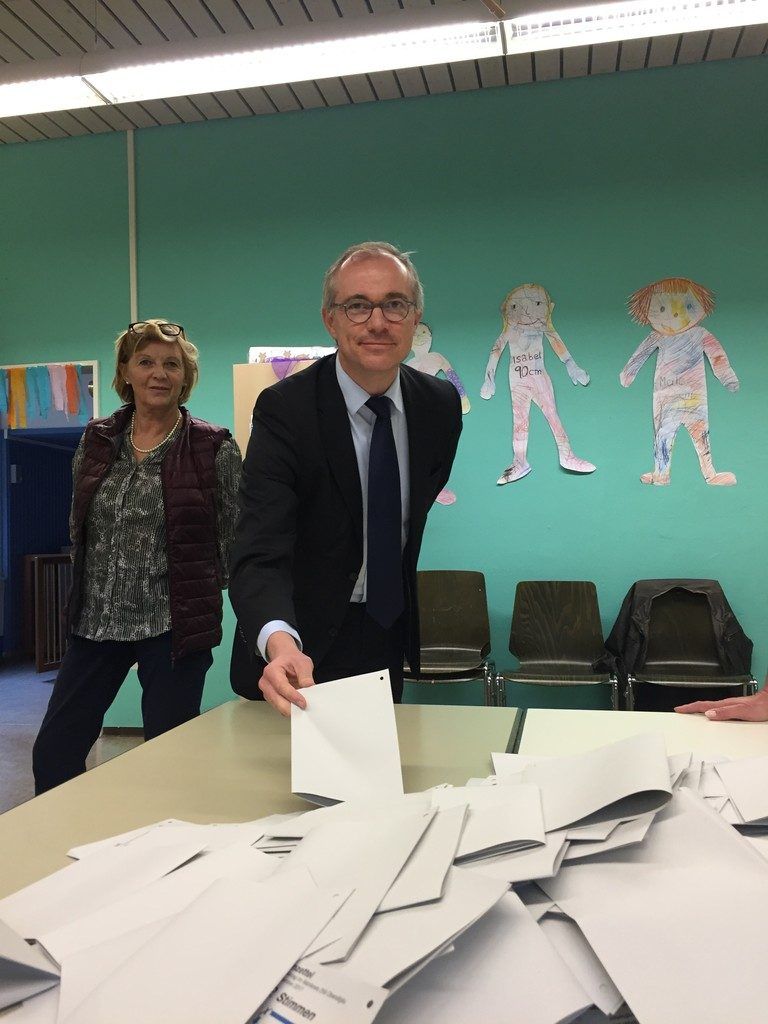 David Graf im Wahllokal in Bad Schachen. Dort wurde akribisch gearbeitet. HK