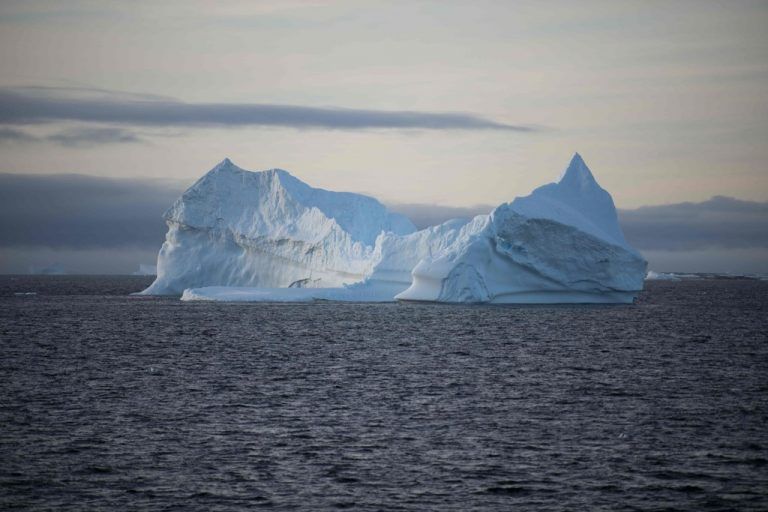 Dem Unternehmer zufolge kann aus einem Eisberg bis zu 75 Milliarden Liter frisches Wasser gewonnen werden. Dieses könne dann zu sehr geringen Kosten aufbereitet werden.  Foto: AFP