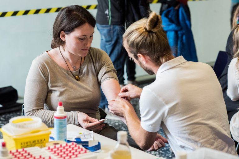 Im Montafon hofft ein akut an Leukämie erkrankter Familienvater (kleines Bild) auf viele Blutspender.  stip