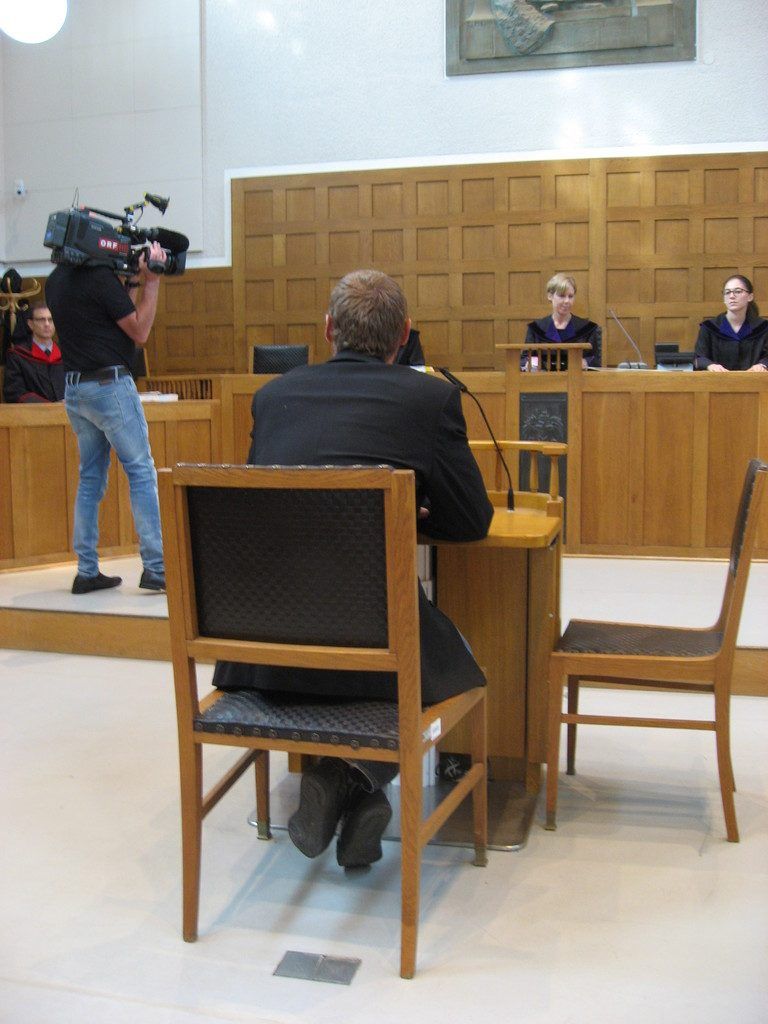 Der Angeklagte gab sich im Wesentlichen geständig und bezeichnete seine Taten nur als „Blödsinn und Dummheit“. Foto: Eckert