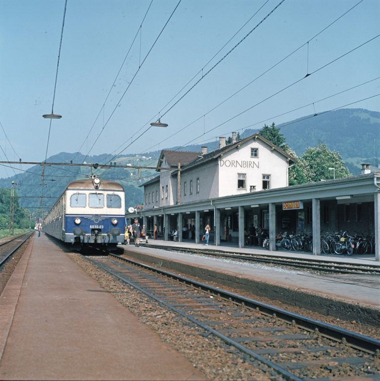 Der Bahnhof im Jahr 1975.Postkartensammlung, Helmut Klapper, Vorarlberger Landesbibliothek