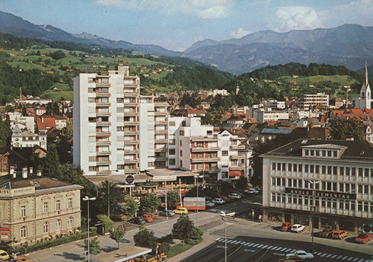 Der Bahnhofsvorplatz in späteren Jahren.