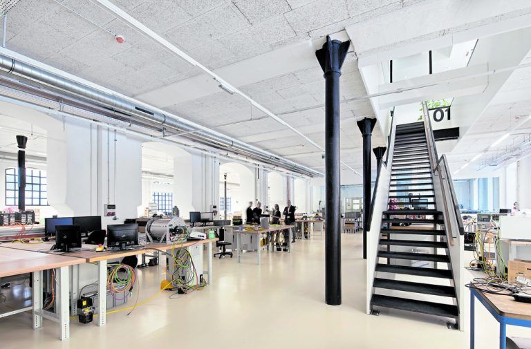 Der Bereich der Produktion ist großzügig, hell und die Mitarbeiterinnen und Mitarbeiter können ihre Räume, die aus flexiblen Werkstattelementen bestehen, weitgehend selbst organisieren.