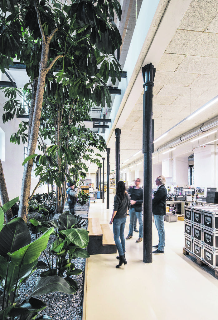 Der Bereich der Produktion ist großzügig, hell und die Mitarbeiterinnen und Mitarbeiter können ihre Räume, die aus flexiblen Werkstattelementen bestehen, weitgehend selbst organisieren.