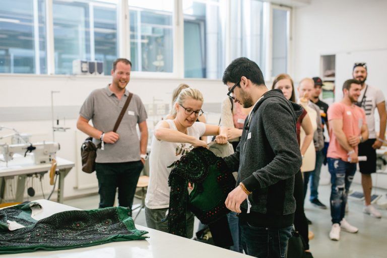 Der Besuch der Kostümabteilung der Bregenzer Festspiele bildete ein Highlight des Kongresses. Foto: Broell