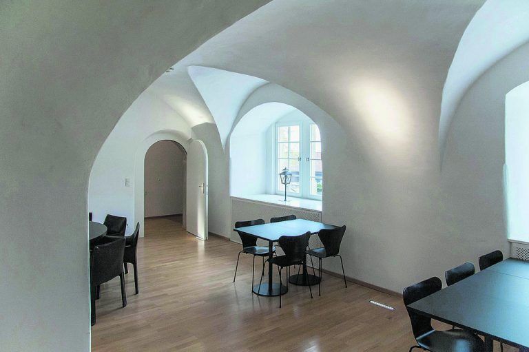 Der Café-Bereich wird von einem schönen alten Gewölbe überspannt. Die Wände sind weiß, die Böden mit Eichen-parkett belegt. Die Möblierung ist klassisch modern.