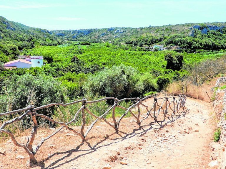 Der Cami de Cavalls führt durch die abwechslungsreiche Landschaft auf Menorca und hat auch abseits der Küste seinen Reiz.