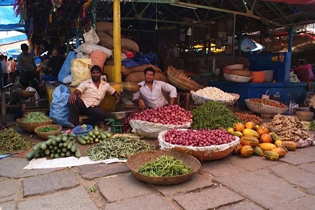 Lebensmittel und viel mehr am Devarja-Markt