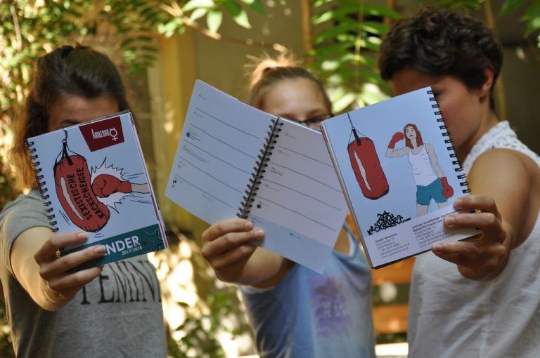Der druckfrische girlsOnly-Kalender kann ab sofort im Mädchenzentrum Amazone abgeholt werden.Fotos: Verein amazone