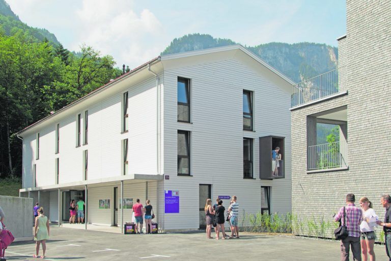 Der Eingang zu den RIVA-homes ist praktisch mit einem betonierten, auf zarte Säulen aufgestelzten Vordach geschützt. Abstellplätze für die Autos der Bewohner gibt es direkt vor dem Haus.
