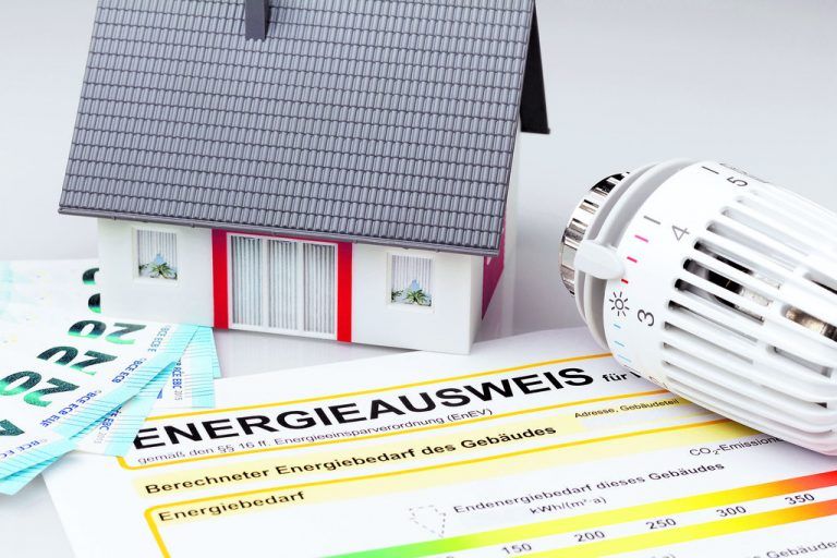 Der Energieausweis gibt Aufschluss über den normativ berechneten Energieverbrauch. Foto: Shutterstock