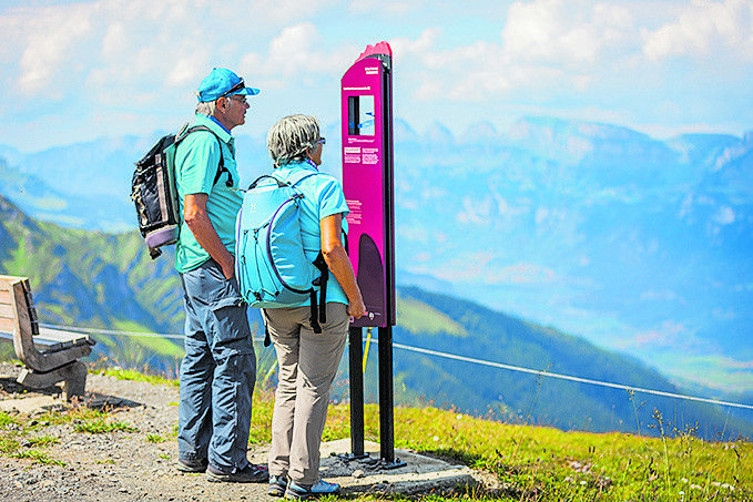 der familienberg pizol lädt zum Staunen, erleben und verstehen
            Erdgeschichte hautnah erleben können Familien auf dem Pizol- Panorama-Höhenweg. Der drei Kilometer lange Höhenweg ist auf einem Hochplateau auf 2222 Metern wie eine natürlich geformte Tribüne vorangestellt und bietet eine atemberaubende Aussicht. Bestückt wird er mit Info- und Erlebniselementen zur Aussicht und zur Entstehung der Alpen. Highlight ist die Fotospotstele der Grand Tour of Switzerland mit Blick auf den Pizolgipfel und seinen Gletscher. Die Wandermöglichkeiten sind vielfältig: vom familienfreundlichen Heidipfad bis zur anspruchsvollen 5-Seen-Wanderung.