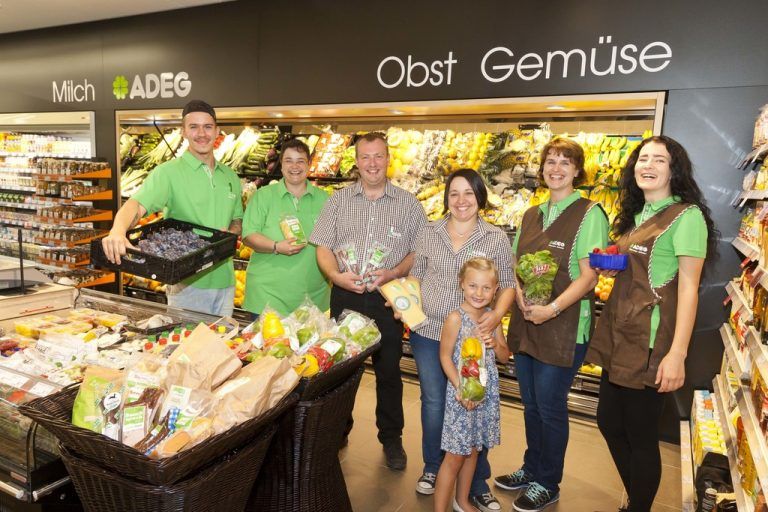 Der frischgebackene Adeg-Kaufmann Domenik Kogler (M.) und sein Team setzen auf Frische. Foto: Adeg