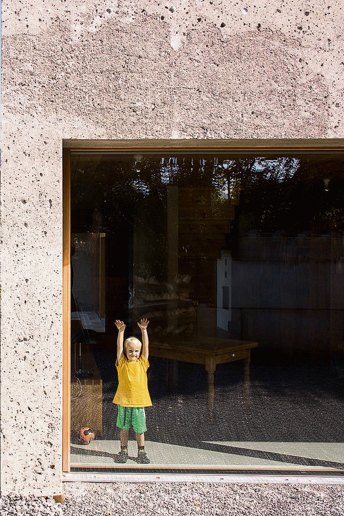 Der fünfjährige Till fühlt sich in „seinem“ Haus sichtlich wohl. Die Außenmauern sind 45 Zentimeterdick und aus Beton gebaut, dem als dämmender Zusatzstoff Glasschaumschotter beigemischt ist. Die Außenhaut hat Ralf Bernhardt eigenhändig gestockt.