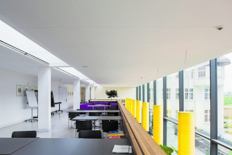 Der Gang im Obergeschoß wurde zu einer Galerie erweitert, die das Café überblickt. Dort finden Seminare Raum für Gruppen- und Einzelarbeit.