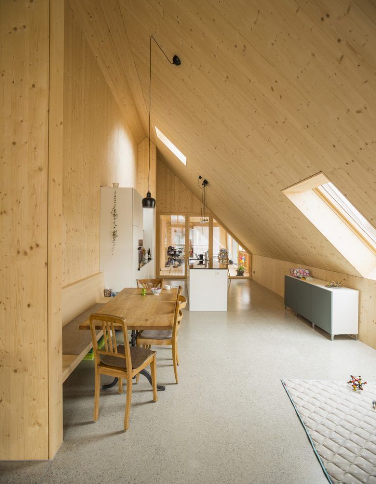 Der große Ess-, Koch- und Wohnbereich ist das Herzstück jeder Wohnung. Die raumhohe Verglasung der Loggien öffnet lange Blickachsen. Zusätzliche Fenster am richtigen Ort bringen Licht und rahmen die voralpine Landschaft.