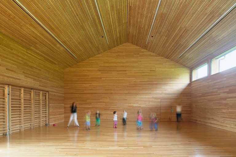 Der Großteil des Gebäude besteht aus dem bis unter das Dach, komplett mit Lärchenholz ausgekleideten Saal. Hier feiern die Steinberger nicht nur ihre Feste, hier turnen auch die Kinder der nahen Volksschule.