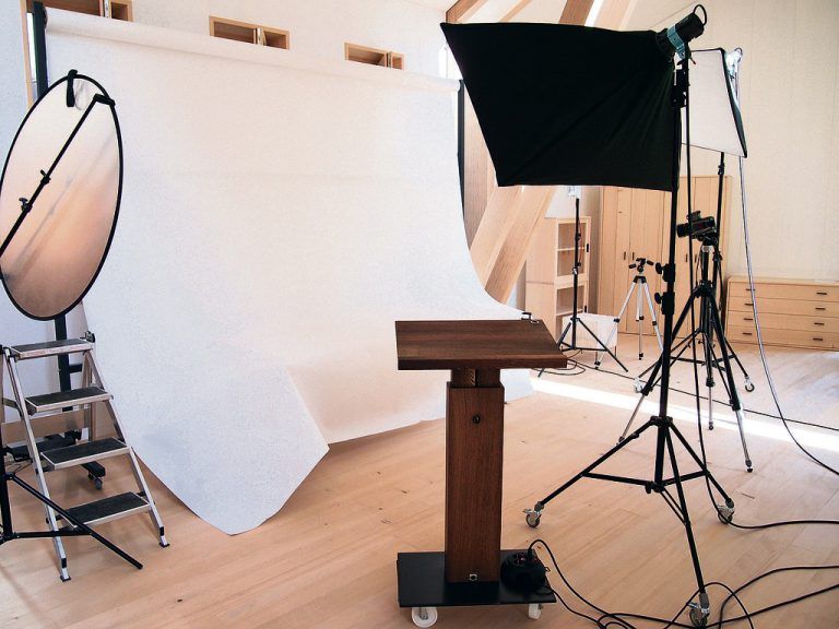 Der helle Dachraum bietet auch das ideale Setting und genügend Platz für ein kleines Fotostudio. Die hauseigenen Produkte lassen sich bei optimalen Lichtverhältnissen bestens dokumentieren.