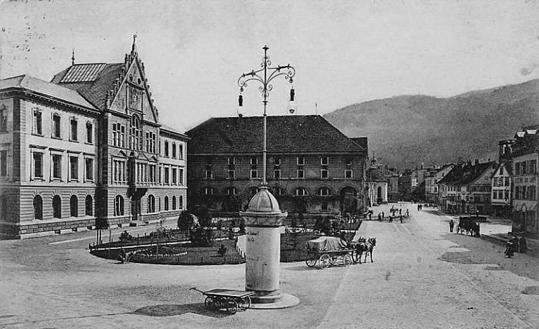 DER KORNMARKT aus dem Jahre 1906 erinnert stark an den heutigen. Auch damals strahlte er Großzügigkeit aus, mit durchfließendem Bodenbelag, und definierte seine Funktion als Ganzes. Das Landestheater hatte noch die prächtige Fassade.