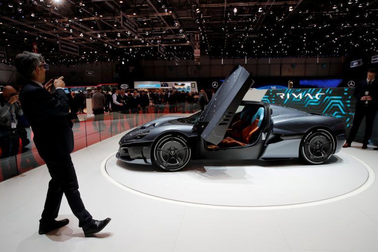 Der kroatische Elektroautobauer rimac gibt mit dem Concept 2 einen Ausblick auf ein mögliches zweisitziges Supersportauto, das größer und luxuriöser als Concept 1 werden soll. Der Hersteller will jährlich nur 20 Stück des bis zu 1914 PS starken Fahrzeugs bauen. Gesamt sind 100 Exemplare geplant.
