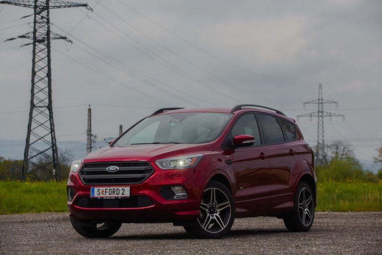 Der Kuga pflegt den wuchtig-dynamischen Auftritt: Designkanten sollen die nun kräftigere Statur des Kompakt-SUV signalisieren. Foto: VN/Steurer