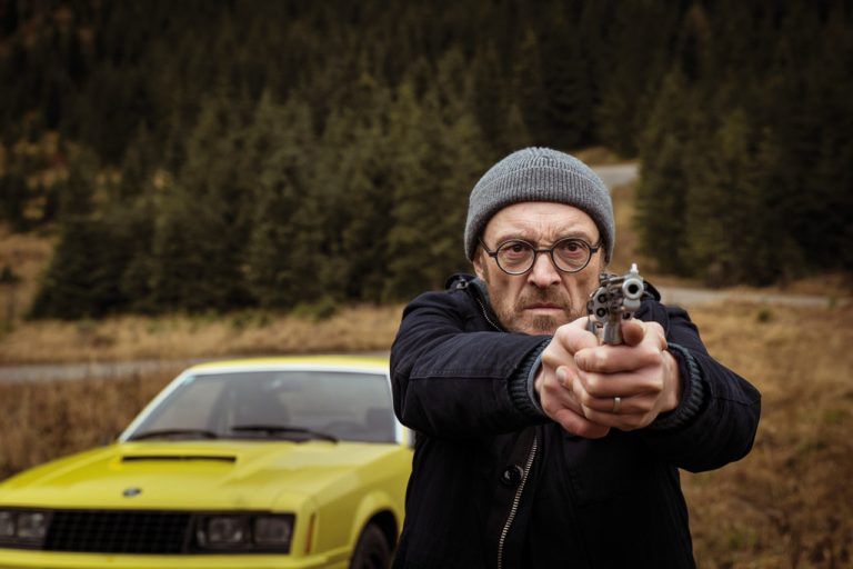Der österreichische Kabarettist Josef Hader – er debütiert in „Wilde Maus“ als Filmregisseur – in der Rolle eines arbeitslosen Musik-kritikers.foto: wilde maus