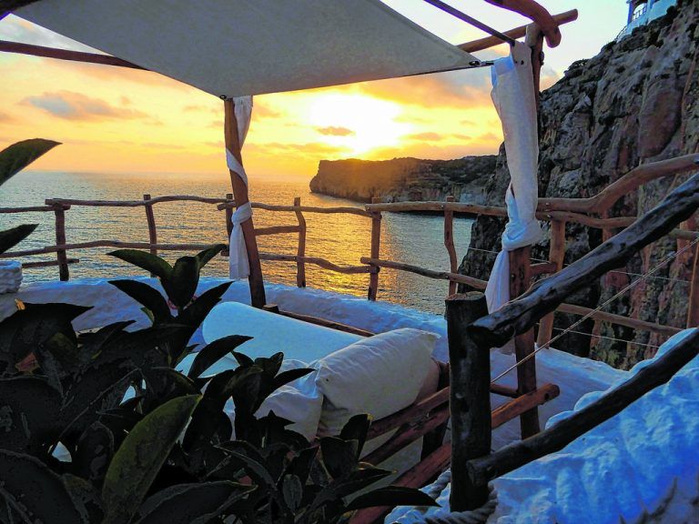 Der perfekte Ort für einen Sundowner – die spektakuläre Höhlenbar und Disco Cova d’en Xoroi. Fotos: CTH