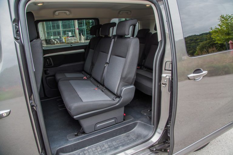 Der Peugeot Traveller bietet Platz für bis zu neun Personen.