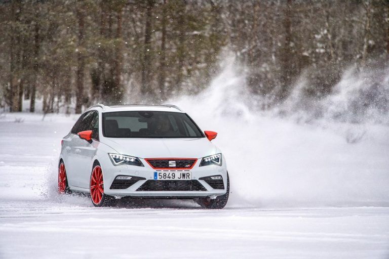 Der Seat Leon ST Cupra 4Drive spielt sein Temperament auch auf Finnlands Eis-Seen antriebsstark aus. Fotos: Werk