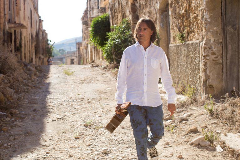 Der sizilianische Musiker Pippo Pollina kehrt mit seinem neuen Album „Il sole che verrà“ und dem neuen Konzertprogramm zurück auf die Bühnen. foto: pippo polina/videa palermo