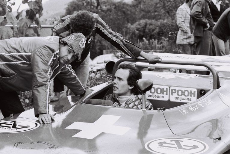 Sauber (l.) mit seinem Fahrer Max Welti 1977 in Zwischenwasser.