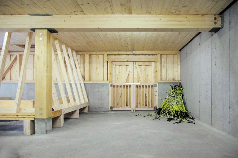 Der Stall wurde in Holzriegelbauweise auf einem Betonsockel und einerbetonierten Wand zur Bergseite aufgebaut.