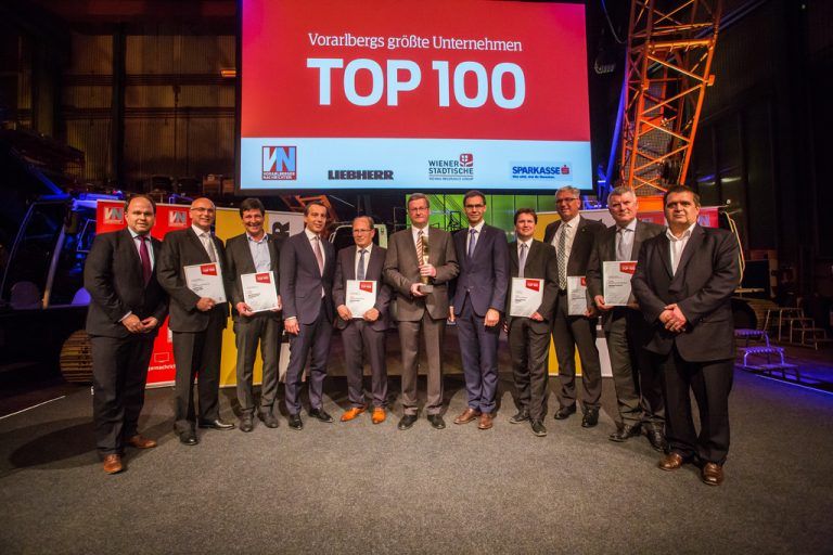Der Unternehmer des Jahres 2017, Dieter Gruber (Rondo, Mitte), im Kreise der größten Vorarlberger Unternehmer bei den Top 100 2017.VN/Steurer