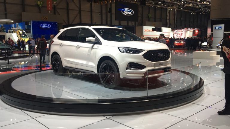 Der US-Autobauer ford zeigt das SUV Edge in gelifteter Form. Das im Herbst verfügbare, 4,80 Meter lange SUV-Flaggschiff erhält einen größeren Kühlergrill und neu geformte Scheinwerfer. Wichtigste technische Neuerung ist die Achtgangautomatik, die das Doppelkupplungsgetriebe mit sechs Stufen ersetzt.