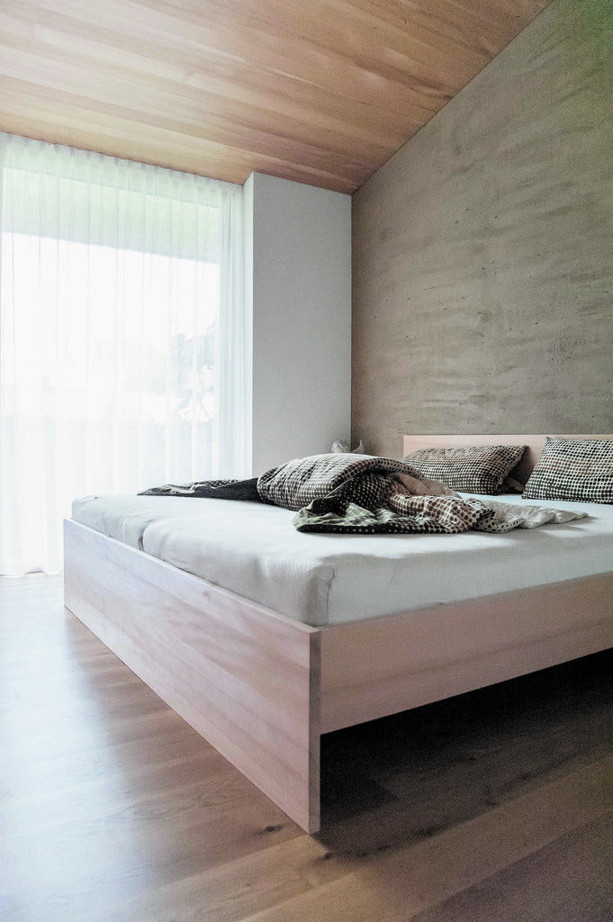 Der Vater der Frau brachte den feinen Lehmputz in Schlafzimmer und Bad an.