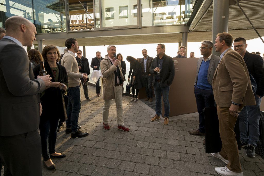 Unternehmer zwischen Himmel und Erde