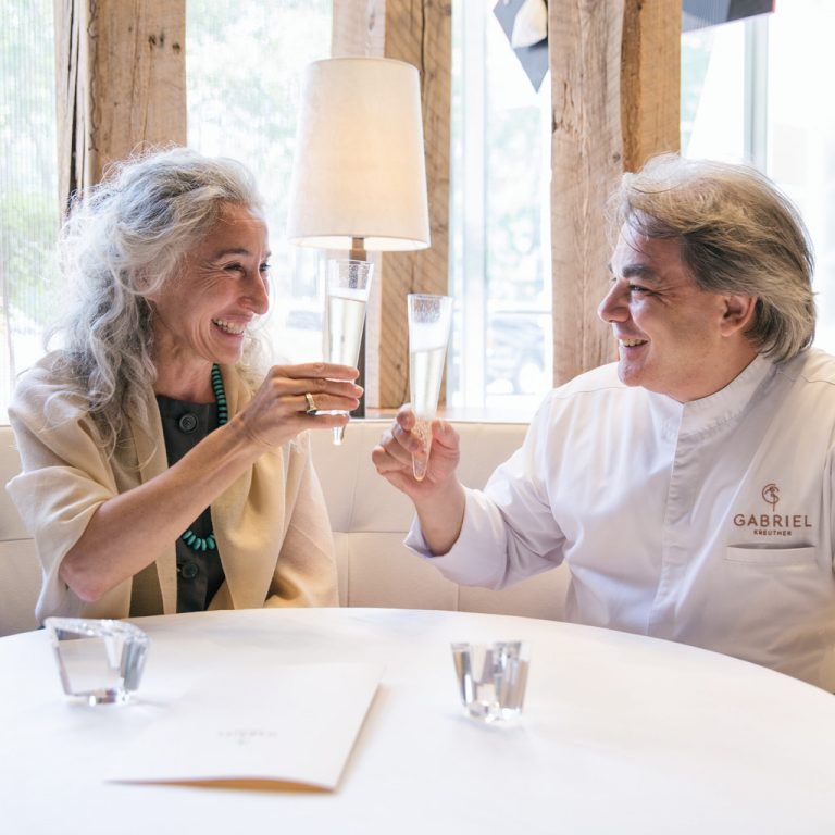 Designerin Vera Purtscher und der New Yorker Sternekoch Gabriel Kreuther stoßen auf den Erfolg der Glasserie „Sin Stella“ an. Foto: VP