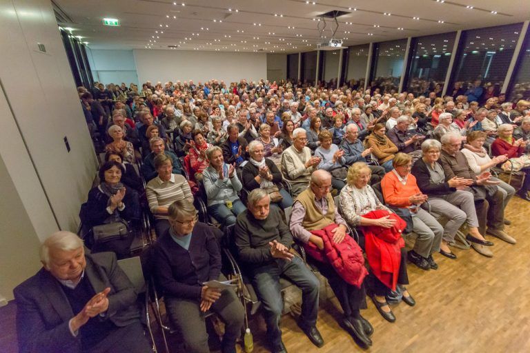 Dicht gedrängt lauschten die fast 400 Besucher im Panoramasaal des LKH Feldkirch den Ausführungen des erfahrenen Gefäßchirurgen. Fotos: vn/paulitsch