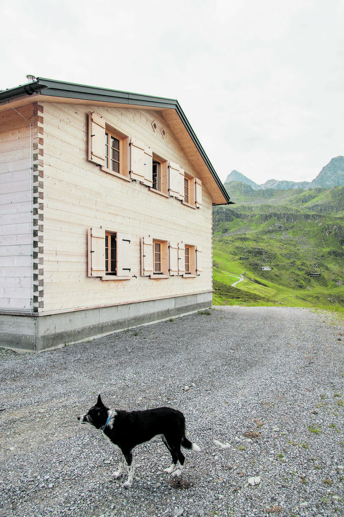 Die äußere Form der Alphütte ist einfach und traditionell.