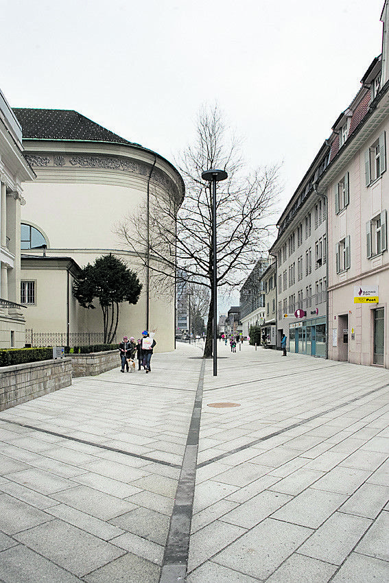 Die Apsis der Kirche erhielt neue Präsenz im Stadtraum. Die eigens entwickelten Leuchten sorgen auch nachts für angenehmes Ambiente und sind auch tagsüber schön anzusehen.