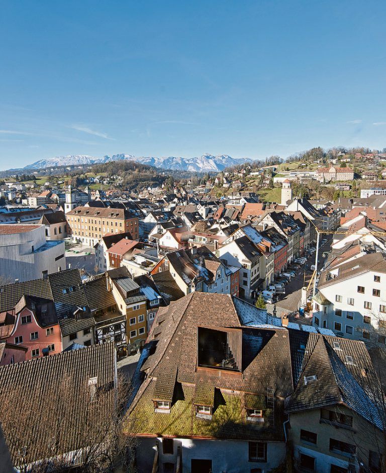 Die Architektur ist zurückhaltend und bringt dem historischen Gebäude den nötigen Respekt entgegen. Der einzige größere Eingriff ist der Lichttrichter im Dach. Wer oben bei Graf Hugo auf Besuch ist, kann das Stahlobjekt sehen, ansonsten bleibt es gut versteckt.